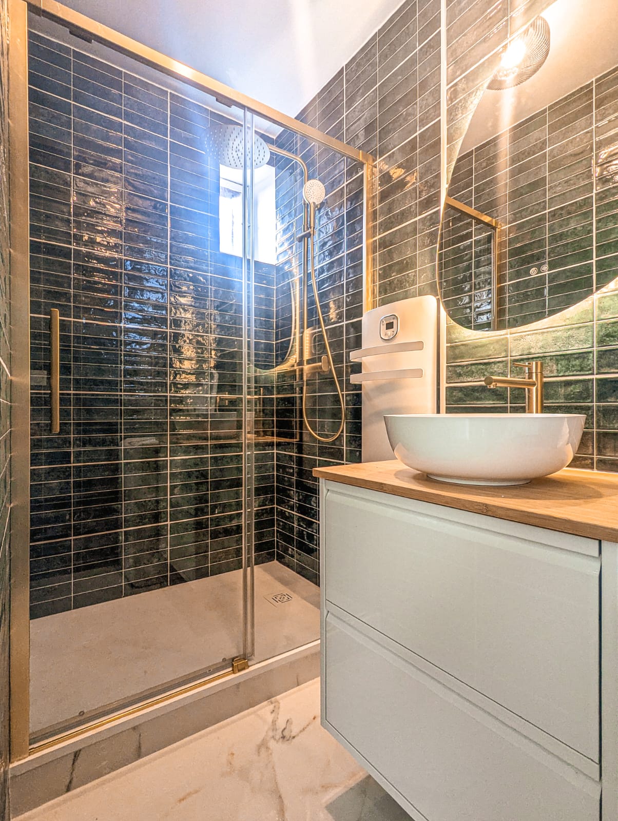 Douche à l'italienne vitrée à profilés dorés et faïence vert émeraude après rénovation