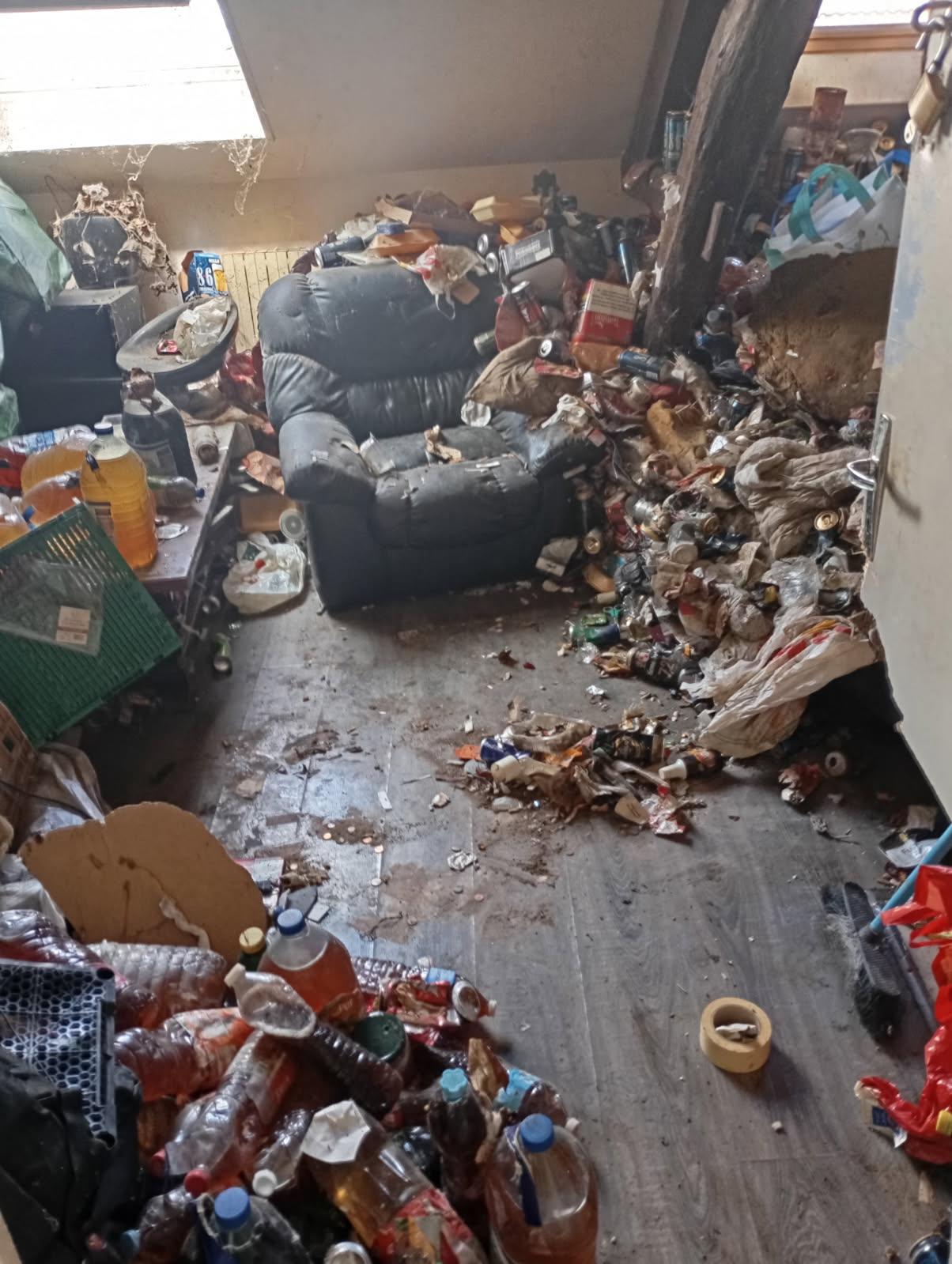 Appartement sous combles insalubre et encombré avant travaux